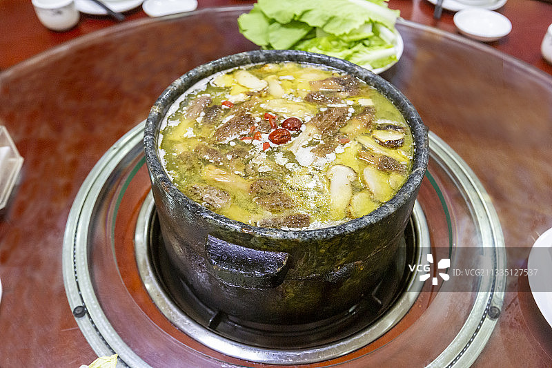 西藏林芝特色美食：石锅鸡图片素材