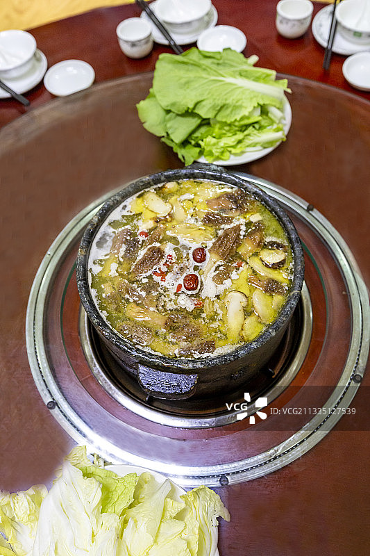 西藏林芝特色美食：石锅鸡图片素材