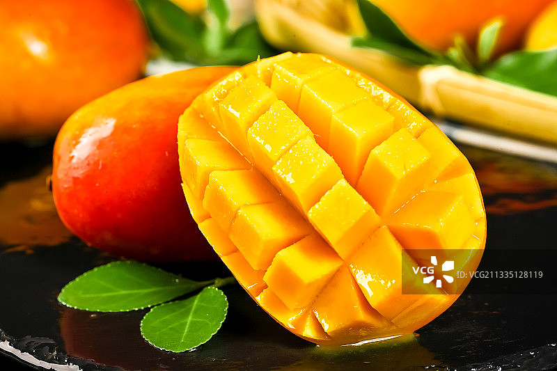 深底上放着切开的海南贵妃芒图片素材