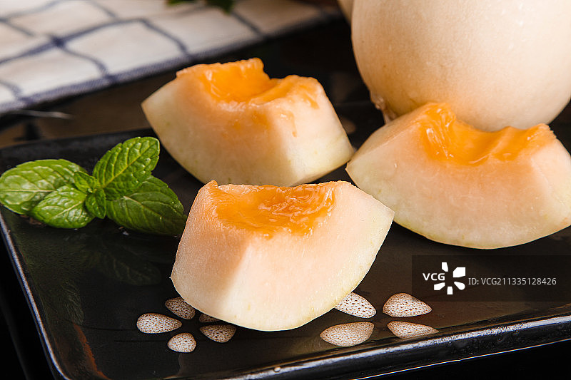 深底上放着陕西阎良甜瓜图片素材