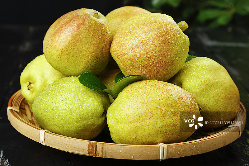 黑底上放着一筐香梨图片素材