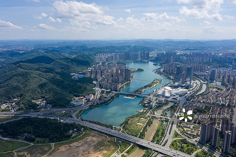 航拍梅溪湖全景，碧水蓝天，白云朵朵，城市发展图片素材