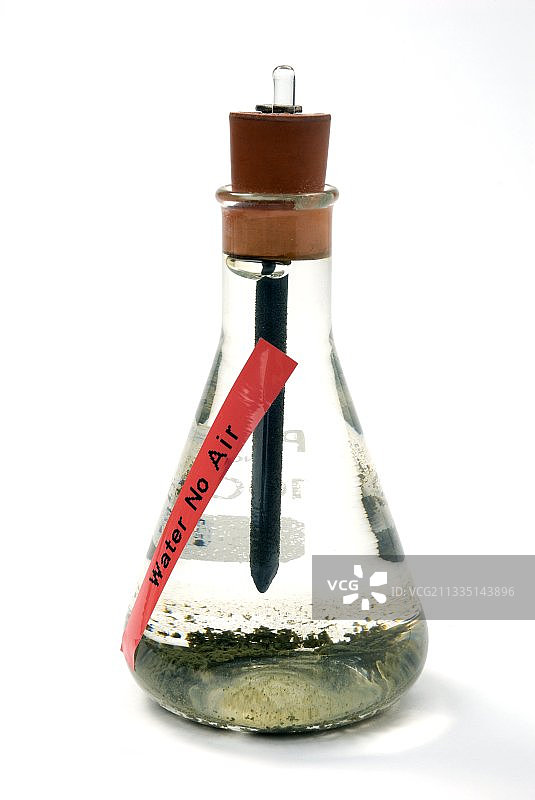 水中的铁钉图片素材