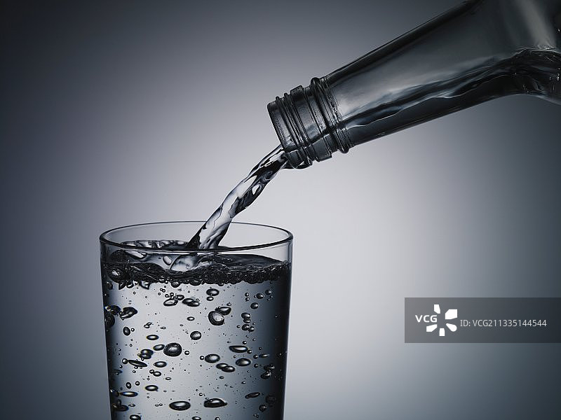 倒水图片素材