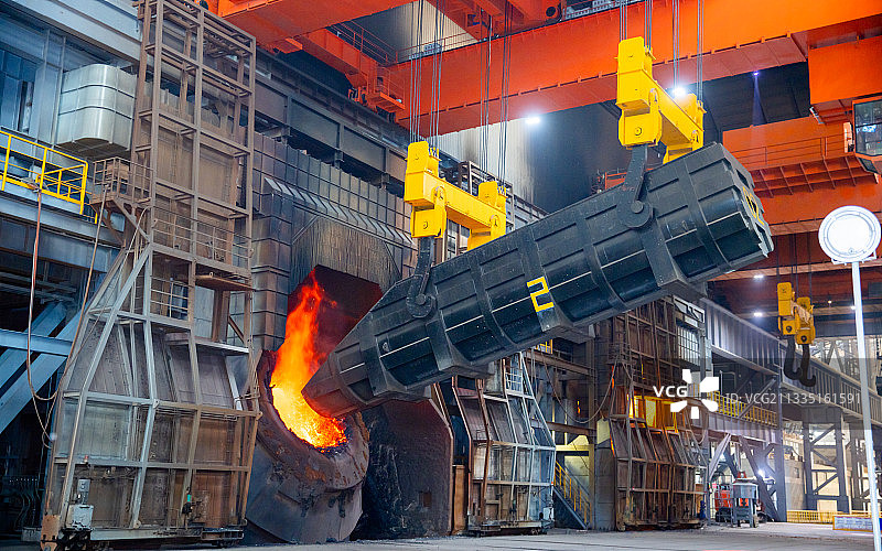 钢厂转炉炼钢加注原料图片素材