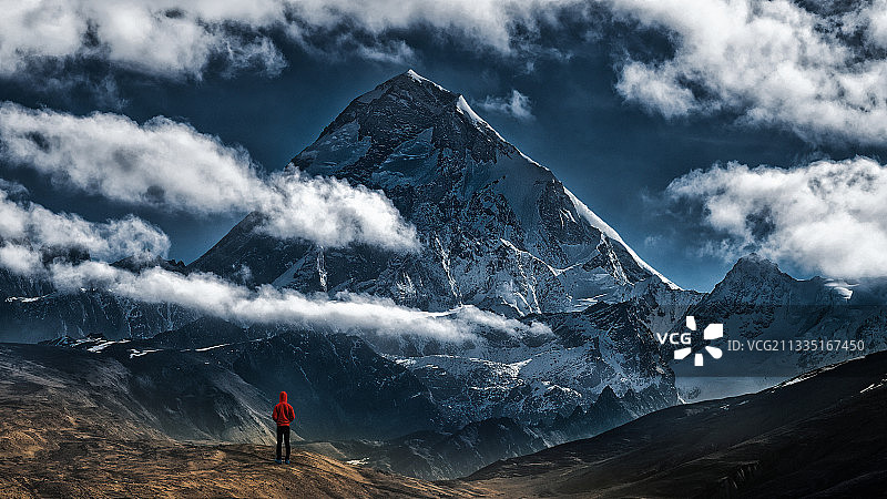 卓木拉日雪山，是亚东县民间传说的与珠峰并列的七仙女之一，又名图片素材