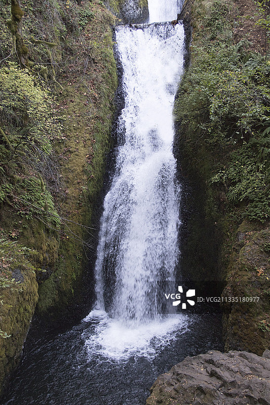 下新娘面纱瀑布图片素材
