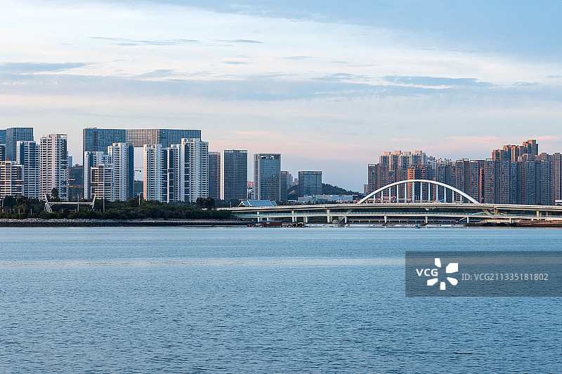 朝霞映照下的厦门海湾建筑风光图片素材