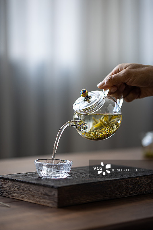 倒茶图片素材