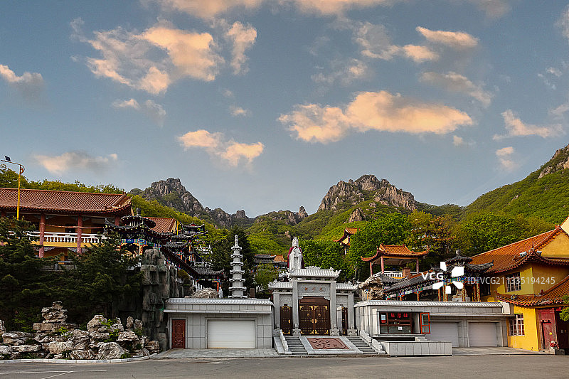 辽宁丹东五龙山景区悬崖峭壁和古建筑风光图片素材