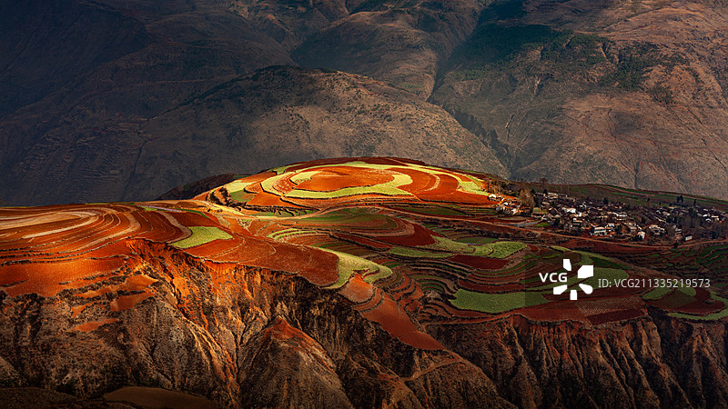 耶稣光下的落霞沟红土地图片素材