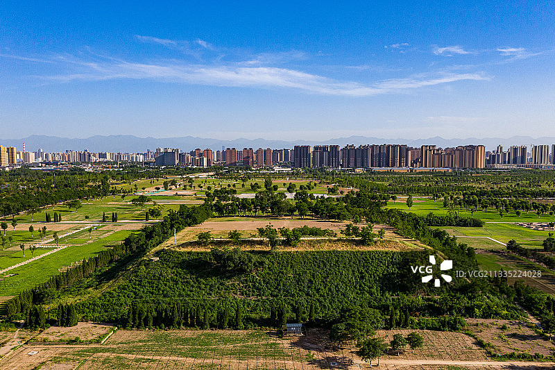 夏日从汉长安城未央宫夯土台遗址看西安和秦岭图片素材