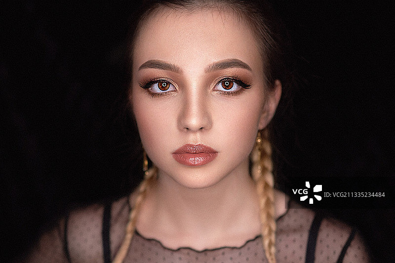 黑色背景下年轻女人特写肖像图片素材