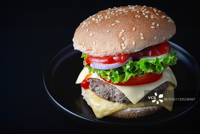黑色背景上的汉堡特写图片素材