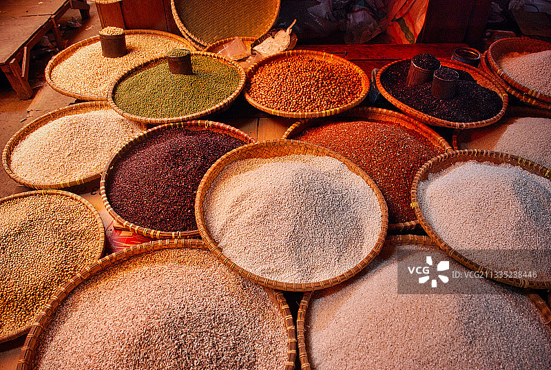 印度尼西亚塔纳托拉查市场香料摊位俯视图图片素材