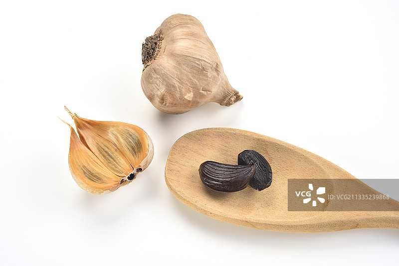 白色背景下的大蒜、木勺和香料俯视图图片素材