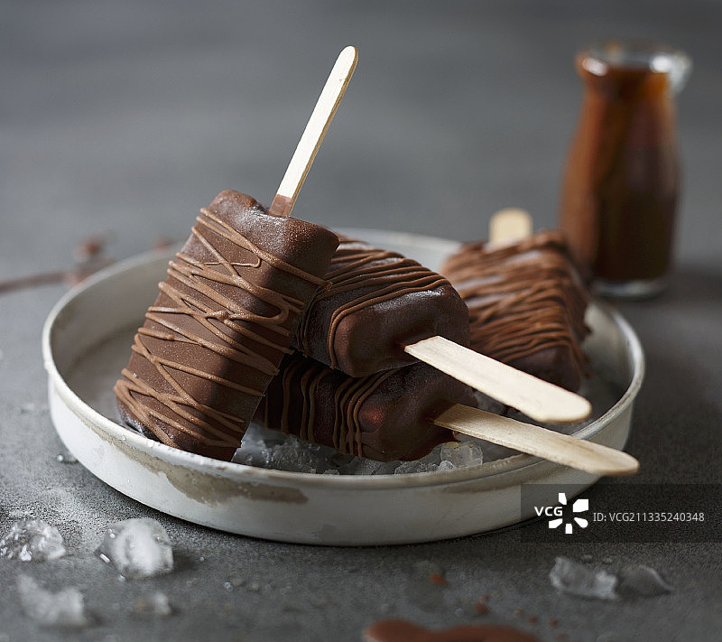 桌上碗里的巧克力冰淇淋特写图片素材