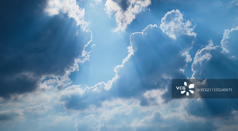 低角度的阳光透过云流图片素材