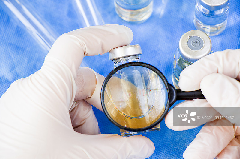 科学家在实验室检查化学品图片素材