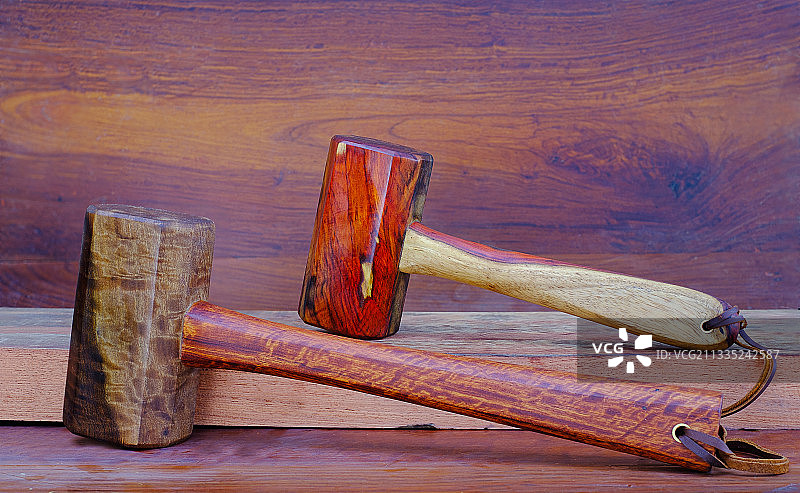 桌子上锤子的特写图片素材