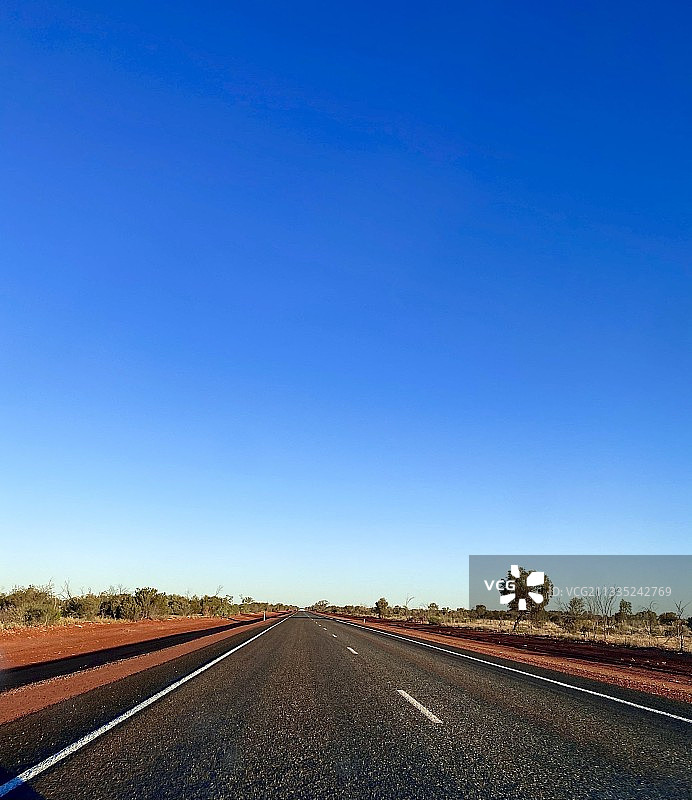 澳大利亚斯图尔特高速公路，空路，背景是晴朗的蓝天图片素材