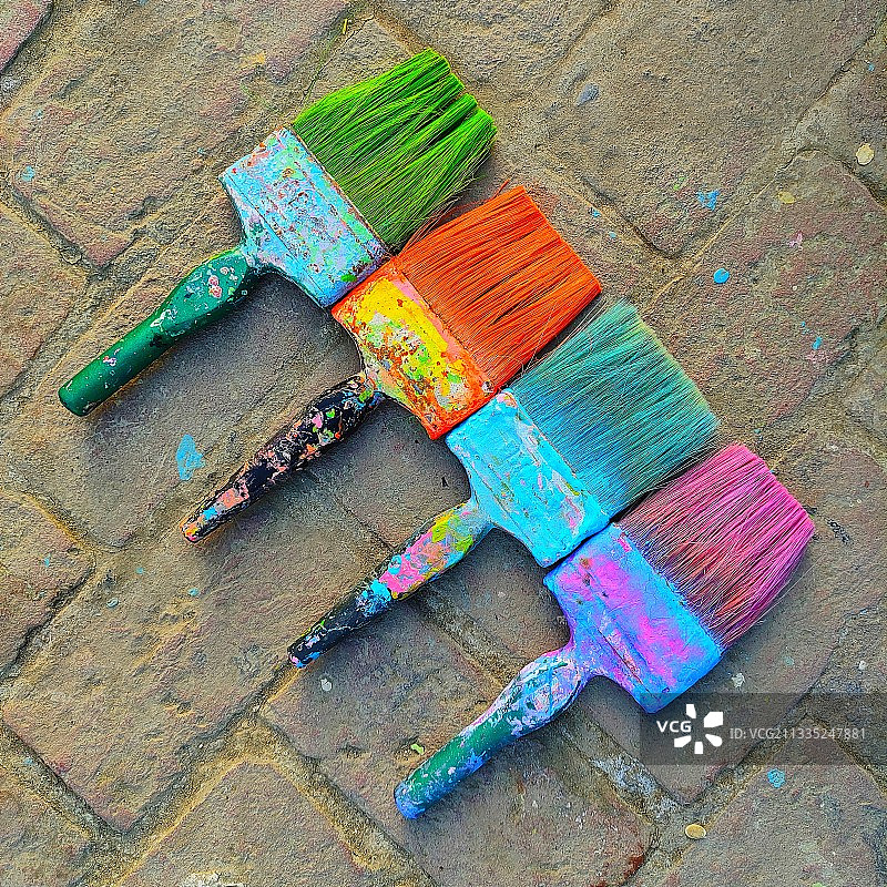 俯视角度拍摄的人行道上的彩色粉末涂料图片素材