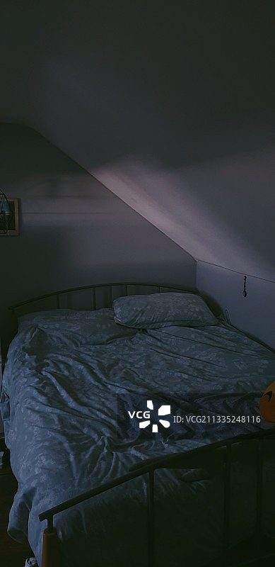 英国家中床的俯视角度图片素材