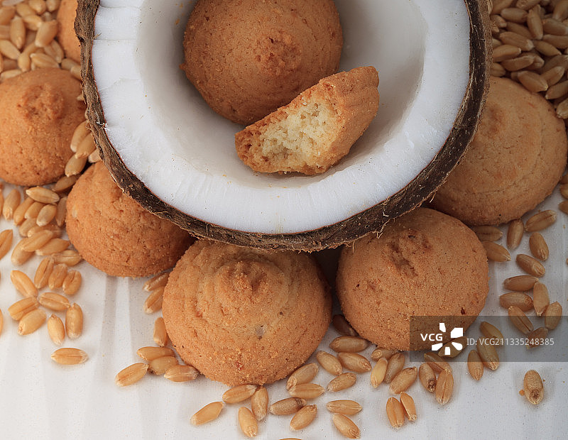 印度马哈拉施特拉邦浦那碗中花生的高角度视图图片素材