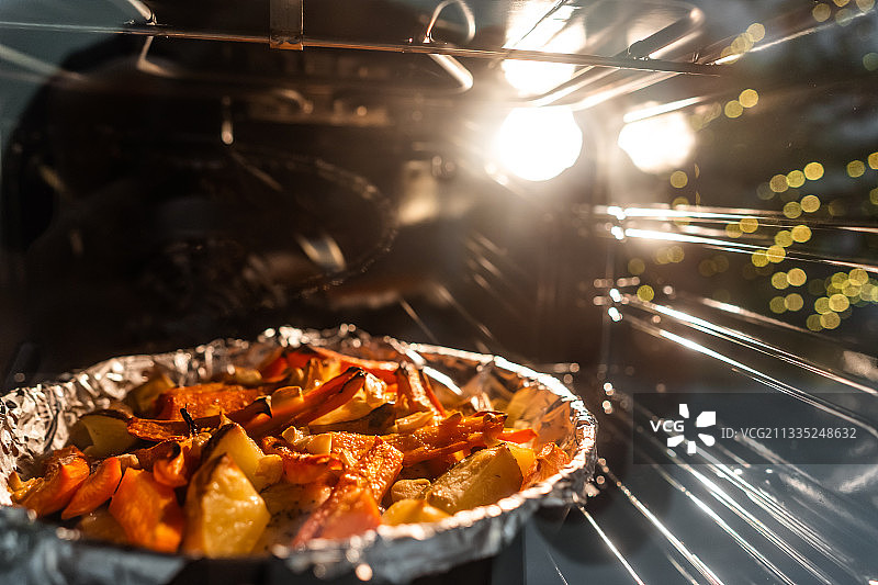 桌子上盘子里的食物的特写图片素材