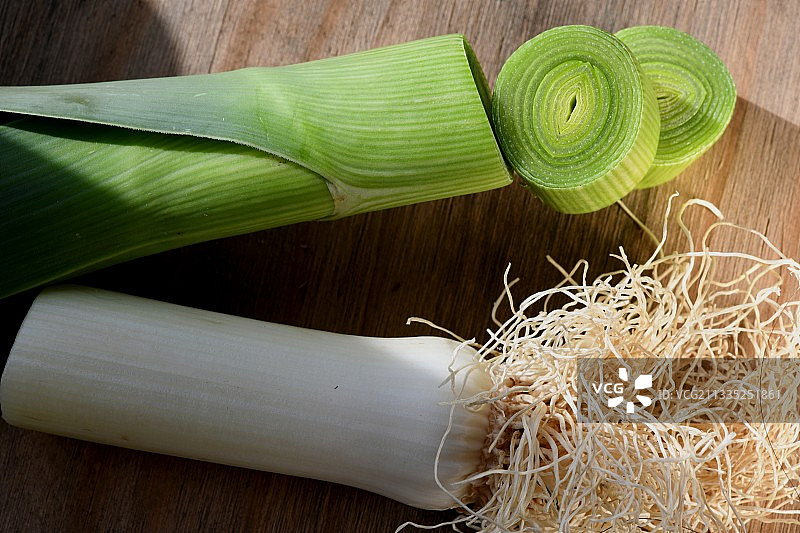 法国木桌上的切片韭葱图片素材