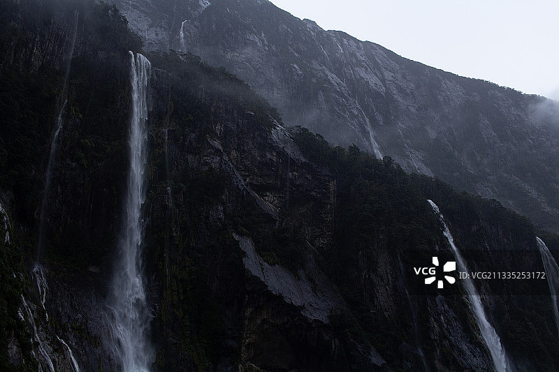 新西兰峡湾国家公园的瀑布风光图片素材