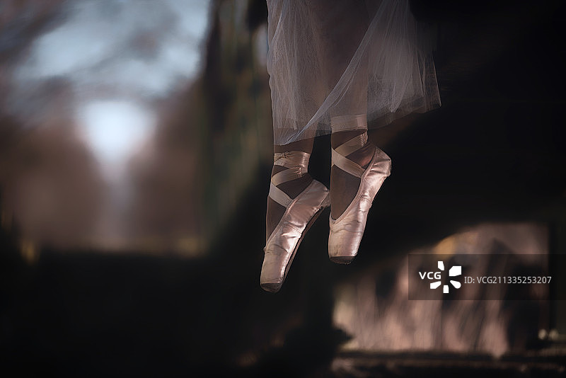 芭蕾舞演员在空中跳跃的低角度视图图片素材