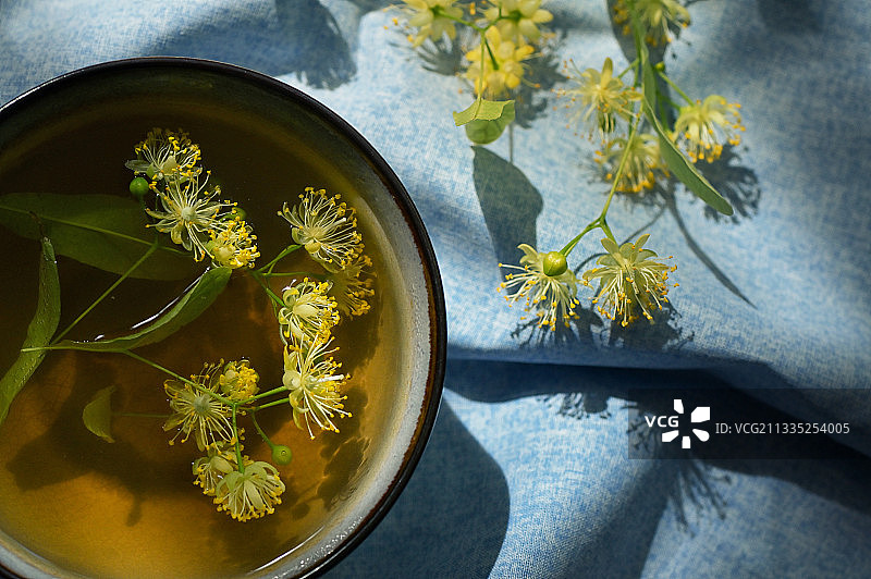 桌子上的一杯草药茶（高角度拍摄）图片素材