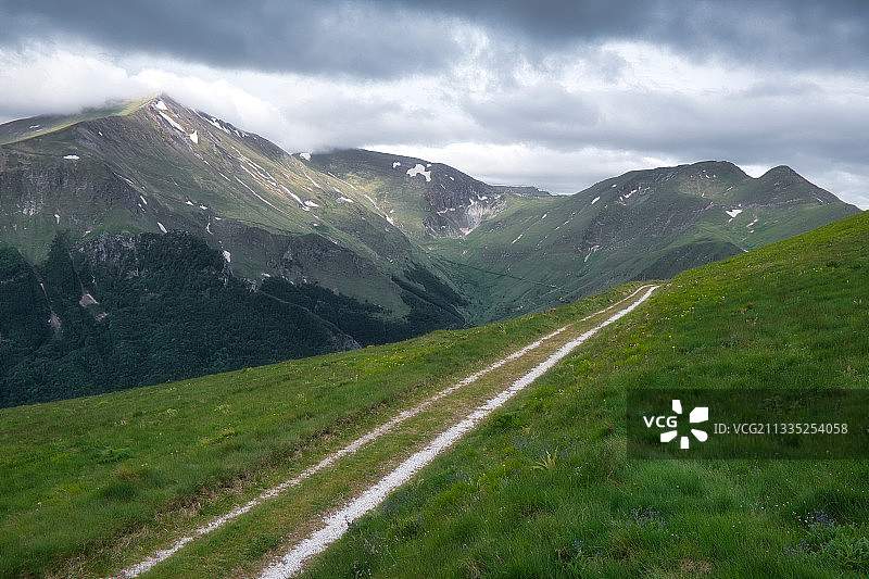 意大利马切拉塔萨尔纳诺的卡斯特尔马纳尔多山壮丽景色图片素材