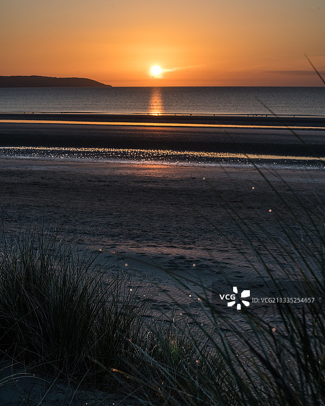 爱尔兰波特马诺克海滩日落时分的海景图片素材