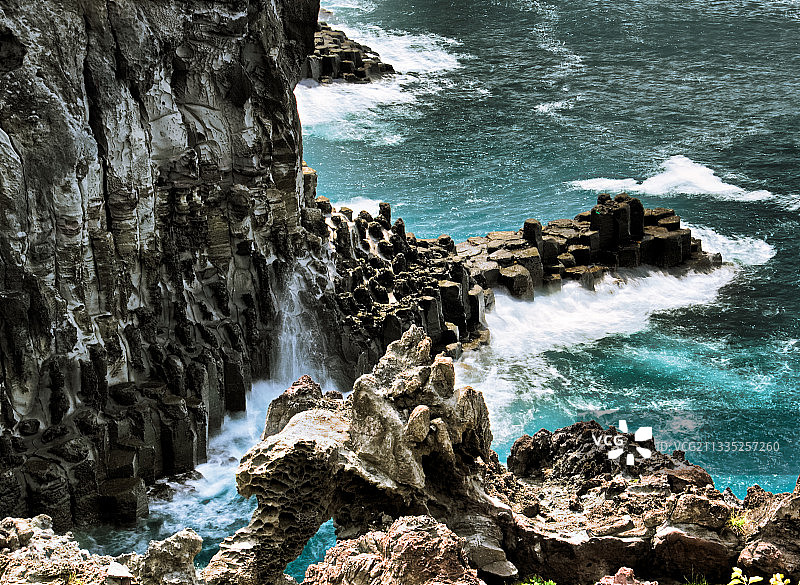 韩国西归浦市海中岩石的风景图片素材