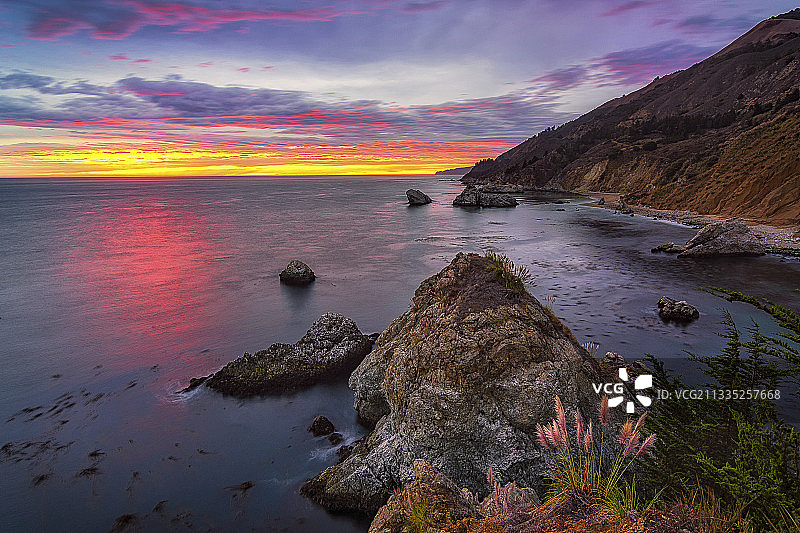 日落时分加利福尼亚州大瑟尔海景图片素材