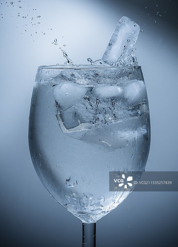 水花飞溅的特写，灰色背景图片素材