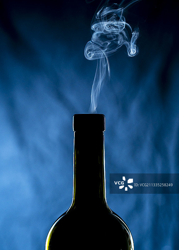 瓶子冒烟特写图片素材