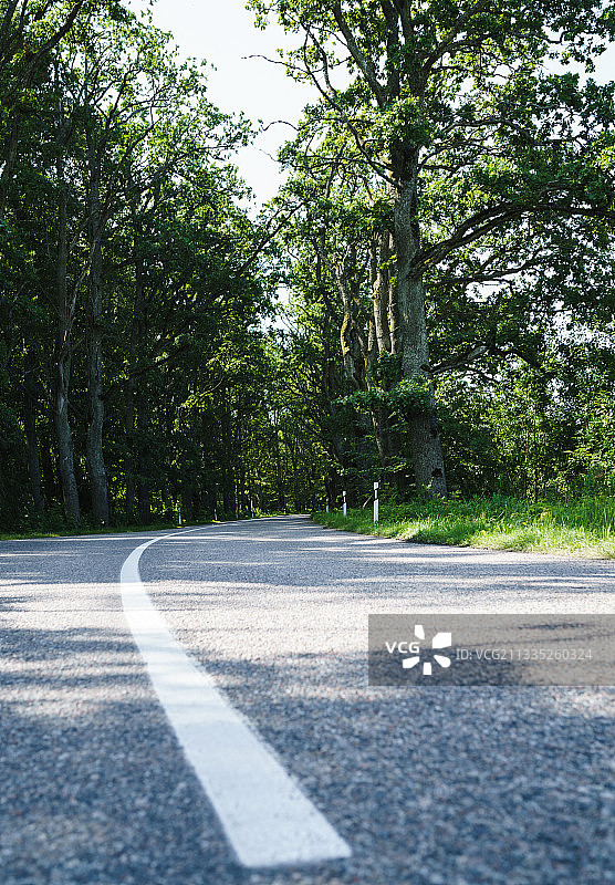 空旷的沥青路图片素材