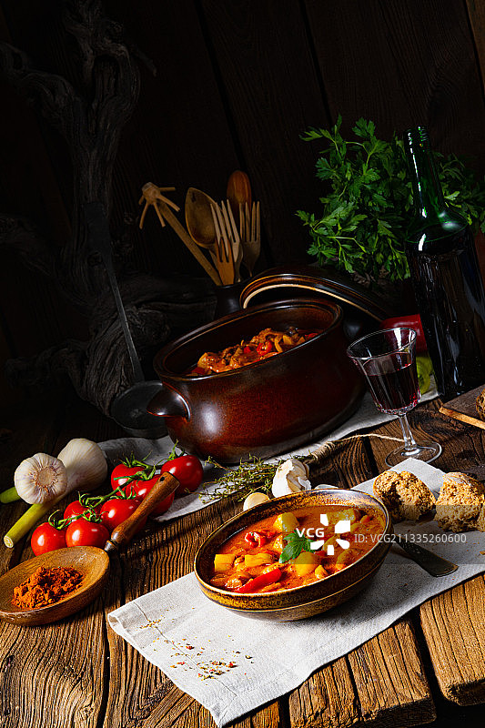 高角度的食物在桌子上图片素材