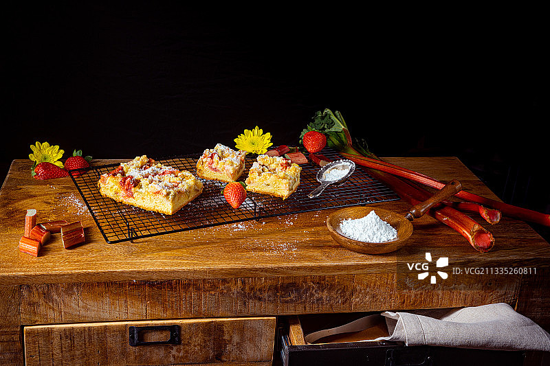 黑色背景下砧板上的甜点特写图片素材