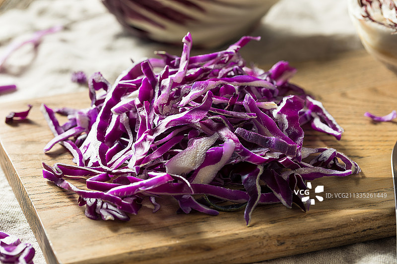 紫甘蓝砧板特写图片素材