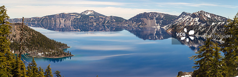 美国俄勒冈州火山口湖国家公园湖光山色全景图片素材