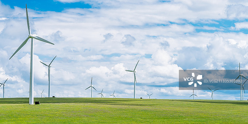 中国内蒙古辉腾锡勒草原上的风电场集群图片素材