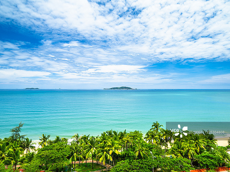 三亚湾皇冠假日度假酒店远眺西岛风景旅游区图片素材