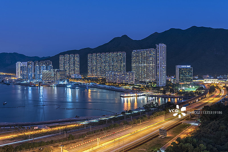 香港新界大屿山北侧东涌滨海蓝调夜景图片素材