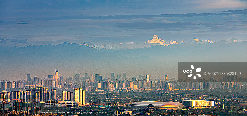 雪山下的公园城市图片素材