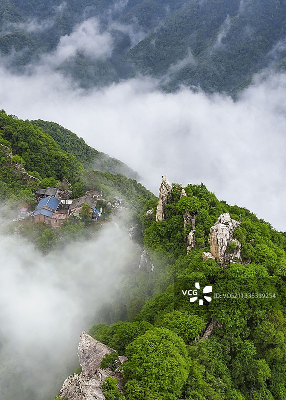 西安长安区太乙镇云雾缭绕的秦岭翠华山图片素材