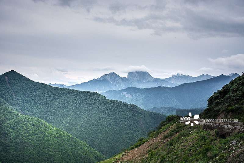 甘肃甘南藏族自治州迭部腊子口铁尺梁的山峰云雾自然风光图片素材